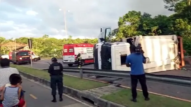 Imagem ilustrativa da notícia Vídeo: Caminhão de lixo tomba e interdita via em Belém