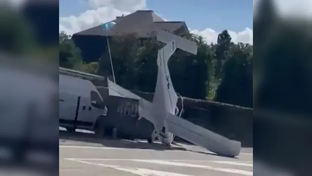 Imagem ilustrativa da notícia Vídeo: piloto "pousa" avião em rua usando paraquedas