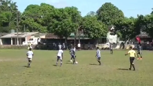 Imagem ilustrativa da notícia Vídeo: jogador amador marca gol do meio de campo no Pará
