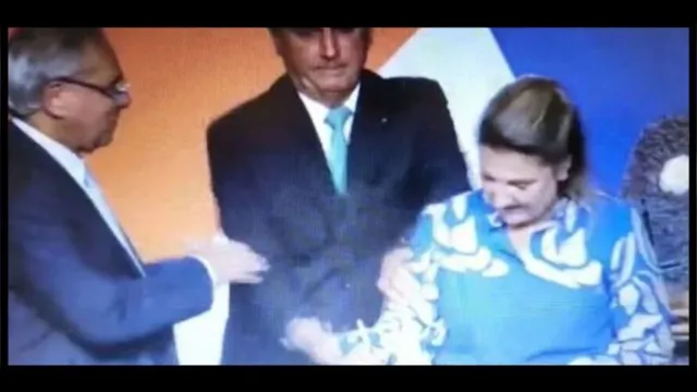 Imagem ilustrativa da notícia Bolsonaro aperta braço da nova presidente da Caixa na posse