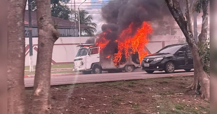 Imagem ilustrativa da notícia Kombi explode e complica trânsito na BR-316