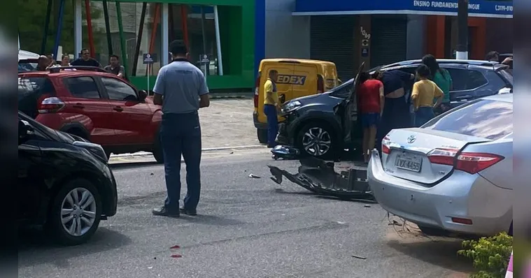 Imagem ilustrativa da notícia Médico capota o carro, atinge outros veículos e sai ileso