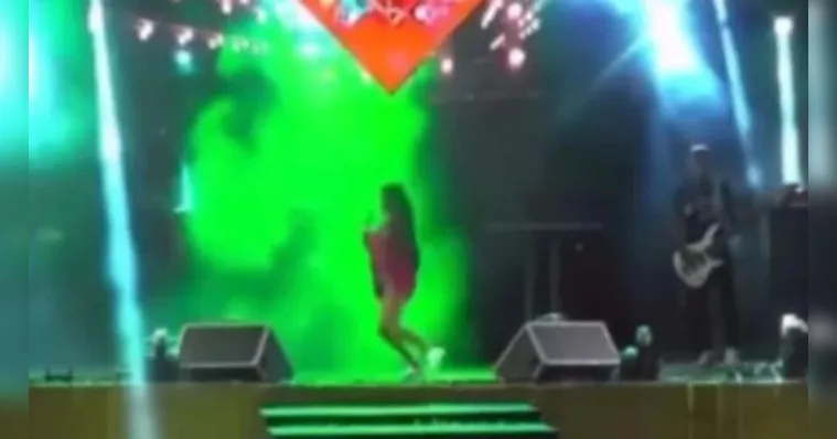 Imagem ilustrativa da notícia Vídeo: cantora sai correndo do palco após tiroteio em show