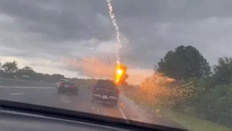Imagem ilustrativa da notícia Vídeo mostra raio atingindo carro em estrada nos EUA