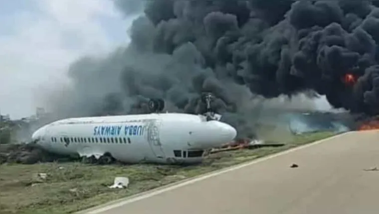 Imagem ilustrativa da notícia Avião pousa "de ponta-cabeça" e pega fogo; assista!