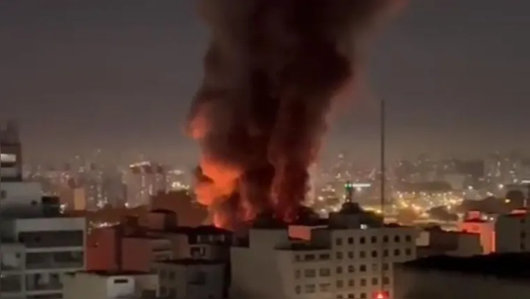 Imagem ilustrativa da notícia Vídeo: Incêndio consome prédio no centro comercial de SP