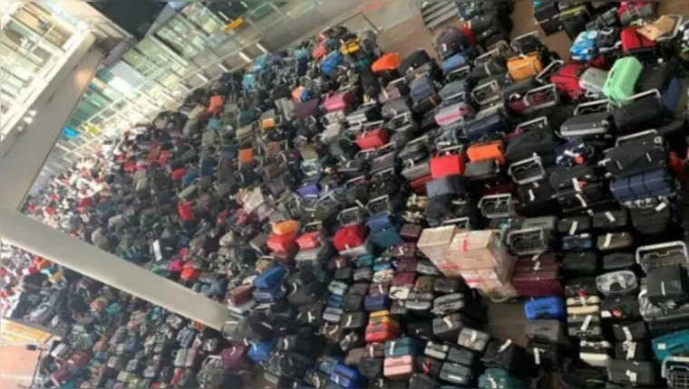 Imagem ilustrativa da notícia Caos aéreo: avião decola com mil malas e nenhum passageiro