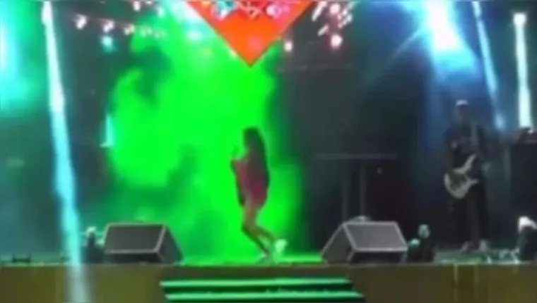 Imagem ilustrativa da notícia Vídeo: cantora sai correndo do palco após tiroteio em show