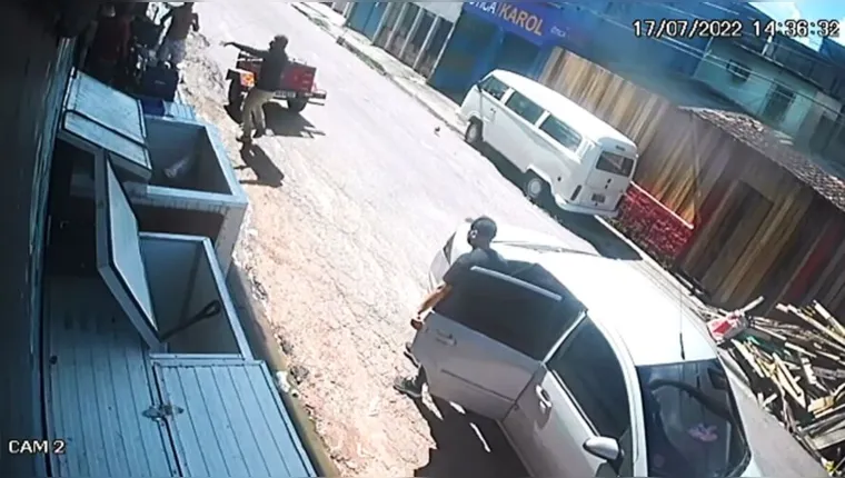 Imagem ilustrativa da notícia Vídeo: homens armados assaltam depósito de bebidas em Belém
