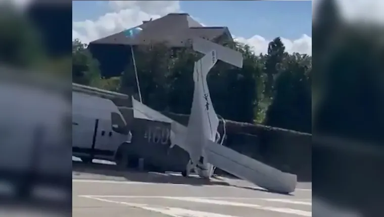 Imagem ilustrativa da notícia Vídeo: piloto "pousa" avião em rua usando paraquedas