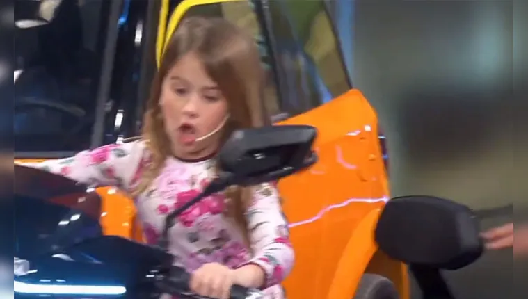 Imagem ilustrativa da notícia Vídeo: criança com moto invade plateia em programa de TV
