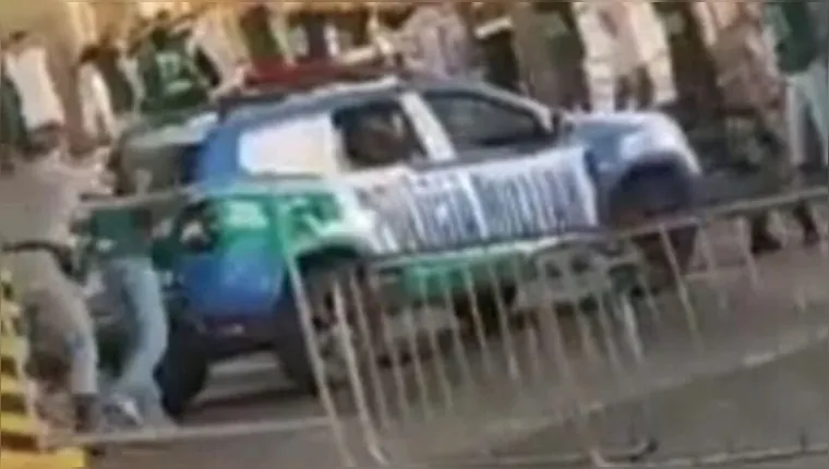 Imagem ilustrativa da notícia PM quebra vidro de viatura com rosto de torcedor em GO. Veja