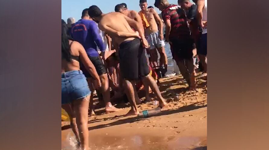 Banhistas ainda tentaram reanimar o jovem na areia da praia
