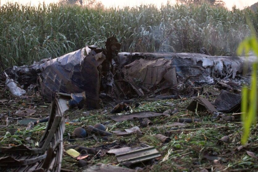 Avião cai com 11 toneladas de armas e deixa oito mortos