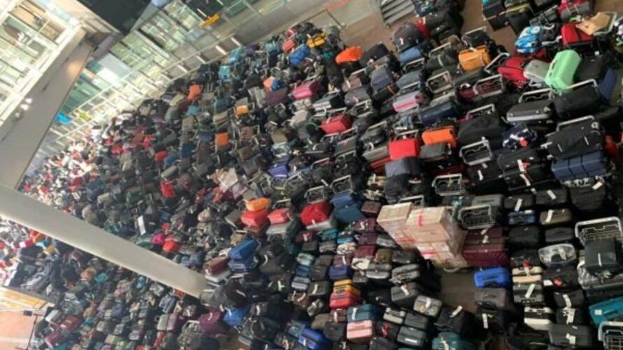 Cerca de mil malas ficaram espalhadas por terminal de aeroporto em Londres