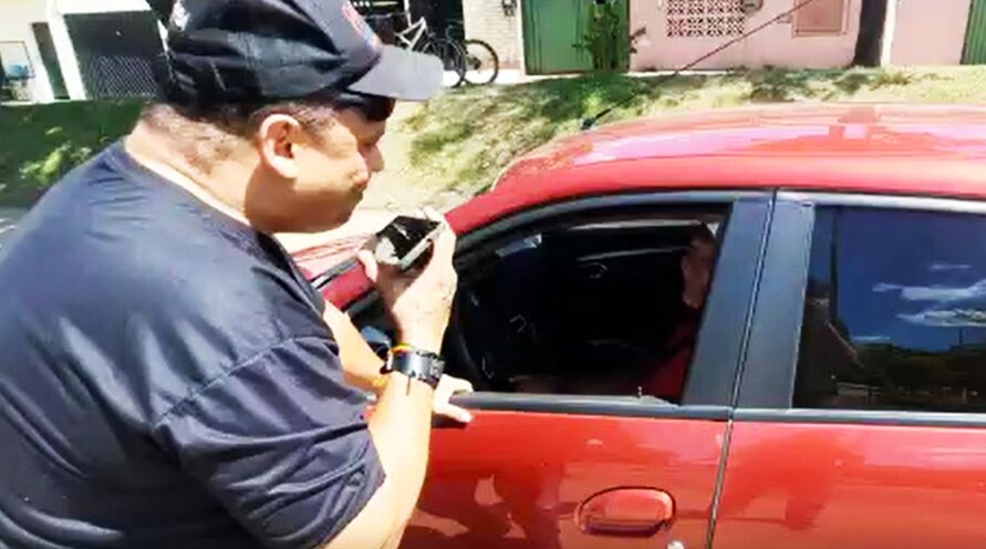 Comunicador Fernando Loro, o "Fernandão" identifica ao vivo motorista sintonizado na FM 91