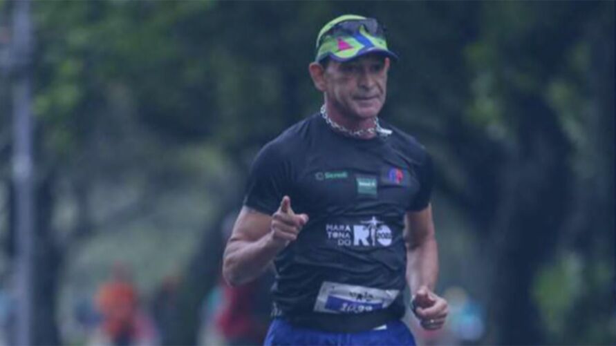 O médico Jorge Vaz conquista medalha na  Maratona Internacional do Rio de Janeiro.
