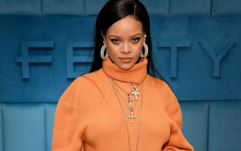 Rihanna faz 1&#170; apari&#231;&#227;o p&#250;blica ap&#243;s o nascimento do filho