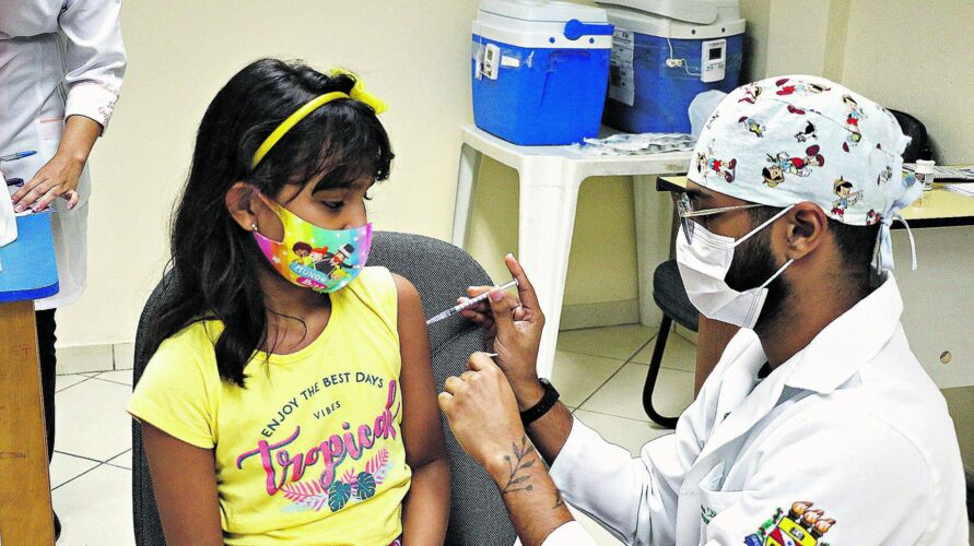 Especialistas ressaltam a importância de se manter a vacinação de crianças contra a doença