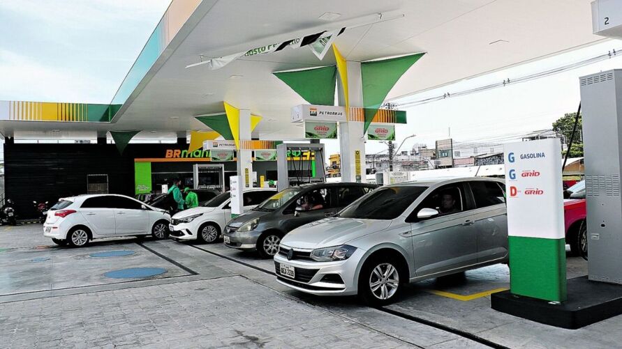 Nos postos, já é possível encontrar o combustível de R$ 5,69 a R$ 5,99, para alegria dos condutores