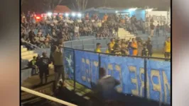Imagem ilustrativa da notícia Vídeo: torcedor de adversário do Remo cai do alambrado