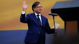 Cerca de 150 mil pessoas compareceram à posse de Gustavo Petro, em Bogotá.