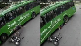 Assim que o ônibus parou, o jovem saiu andando com a ajuda de pessoas que passavam pelo local no momento.