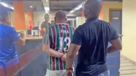 Trajando camisa personalizada do Fluminense, "Foka" entrou numa fria no Maracanã.
