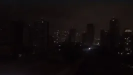 Imagens feitas por moradores da capital mostram quarteirões e prédios sem energia na noite deste domingo (14)