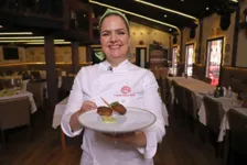 Chef Ângela Sicília com a receita já pronta após gravação do EP da semana.