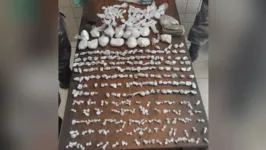 Cocaína, maconha e oxi foram apreendidas  durante a operação.