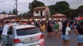 Manifestantes prepararam cartazes e ao som de batuque de tambor eles pedem por justiça