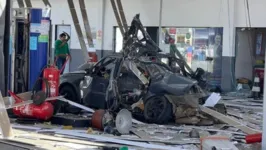 O carro ficou completamente destruído.