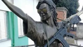 A estátua do cantor agora se junta ao boneco de cera do Nelson Mandela parecido com o Roberto Dinamite