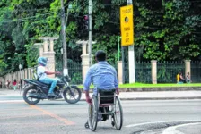 Belém, Pará, Brasil. CIDADE. Trânsito de Belém ignora pessoas com deficiência. Flagrante mostra as dificuldades de um cadeirante em atravessar a avenida Almirante Barroso, não existe rampa para cadeirantes na pista expressa do BRT.19/02/2015. Foto: Ney Marcondes/Diário do Pará