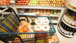 Segundo a pesquisa, 45% dos brasileiros pararam de comer fora de casa, 43% diminuíram gastos com transporte público e 40% deixaram de comprar alguns alimentos.