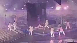 Telão caiu sobre dançarino durante show
