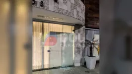 O tiro chegou a estilhaçar a vidraça da loja onde o fato aconteceu