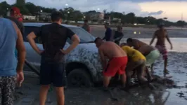 Apesar da força-tarefa feita por moradores e banhistas, a picape não saiu do local e foi inundada.