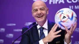 Gianni Infantino, presidente da Fifa, com a bola oficial da Copa do Mundo no Qatar
