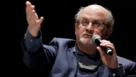 Salman Rushdie foi esfaqueado por homem momentos antes de palestra nos EUA
