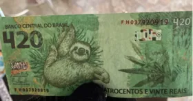 PF apreende nota de R$ 420 com imagem de bicho-preguiça e efígie fumando maconha.