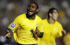 Vagner Love comemora gol pela Seleção contra o Equador, no Maracanã, em 2007. Seu último clube foi Midtjylland, da Dinamarca.