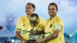 Vandick, que marcou três gols na final da Copa dos Campeões, ao lado de Gino, eterno capitão bicolor