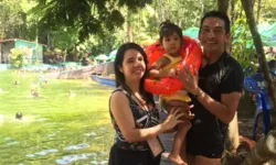 O casal Luciano Maia e Ennye Lobo optou por se refrescar em balneário na capital, com a filha Sayuri.