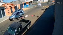 O motorista teve ferimentos leves e o carro atingiu uma casa