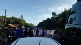Manifestantes interditam o km 19 da Alça Viária, no sentido Belém-Barcarena.