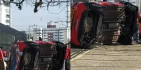 Carro capota durante prova prática no Detran