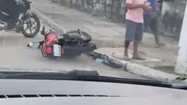 O carro colidiu com a motocicleta que avançou o sinal