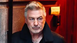 Alec Baldwin estava com arma que matou uma diretora em set de filmagem